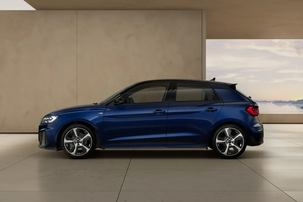 Audi A1 Sportback Adrenalin en Azul Navarra con techo Negro Mito, lateral con las llantas de 17"