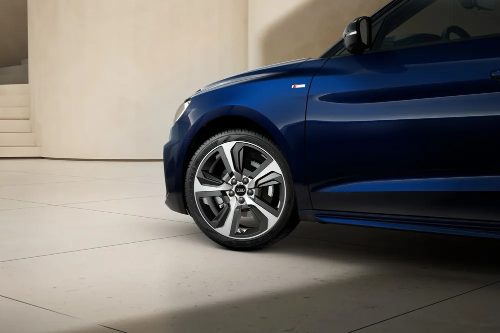 Audi A1 Sportback Adrenalin en Azul Navarra, llanta de 17" de cinco radios con insertos en negro