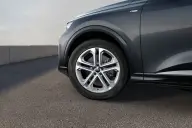 Audi Q5 S line — llanta de 19 pulgadas de cinco radios dobles