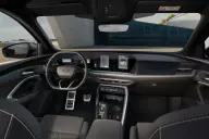 Audi Q5 S line — salpicadero con volante deportivo y pantallas