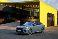 BMW X2 sDrive20i, tres cuartos delantero junto a un edificio con arco amarillo