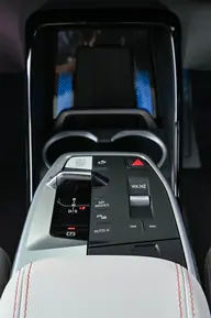 BMW X2 sDrive20i, consola central con el selector del cambio automático de combustión