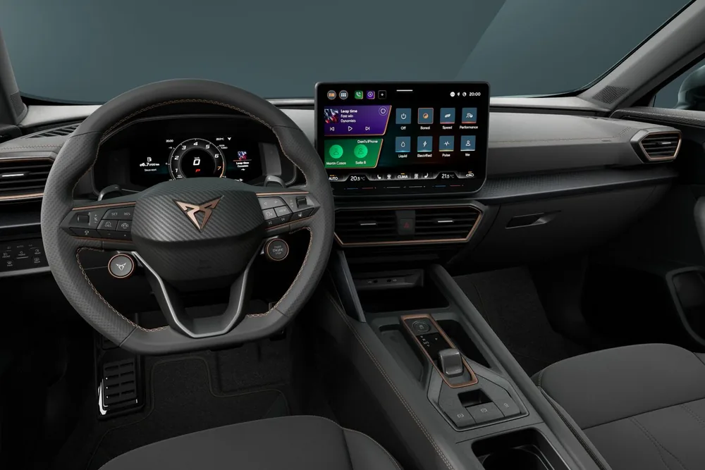 Cupra Formentor DSG en renting — salpicadero con cuadro digital, pantalla de 12,9" y selector del cambio automático DSG