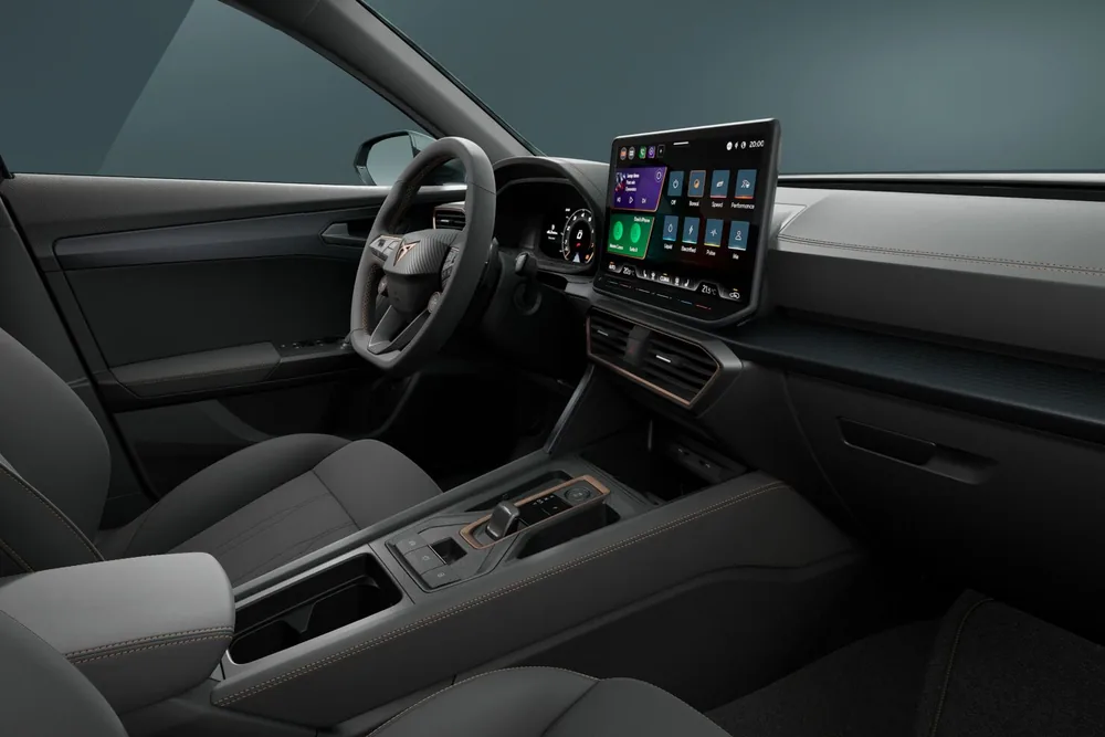Cupra Formentor DSG en renting — interior con consola central y selector del cambio automático DSG