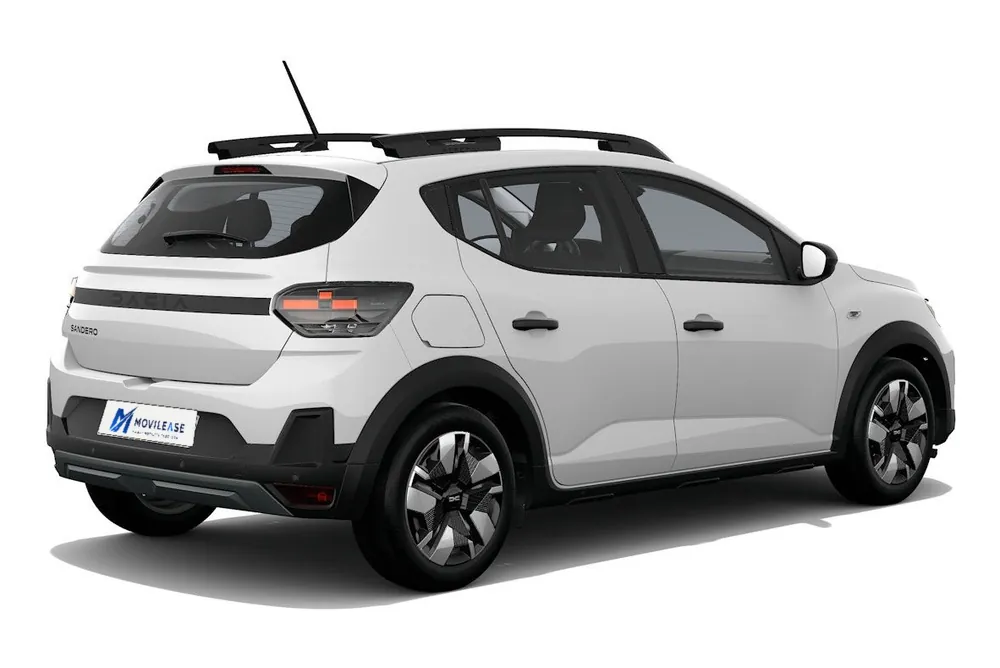Dacia Sandero en renting — vista trasera tres cuartos