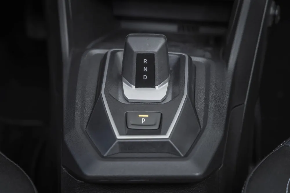 Dacia Sandero en renting — selector del cambio automático