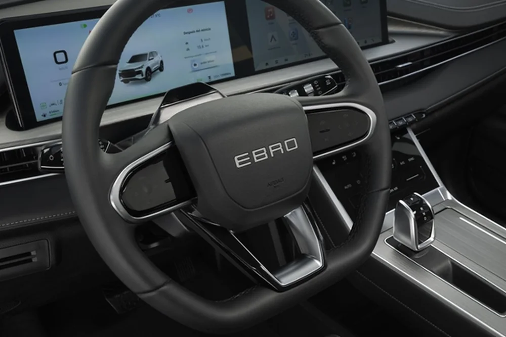 Puesto de conducción del Ebro S400 con pantallas digitales y selector del cambio automático