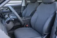 Ebro S800 PHEV en renting — asientos delanteros