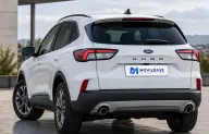 Ford Kuga en renting — vista trasera tres cuartos
