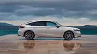 Honda Civic Elegance, lateral sobre un muelle junto al mar