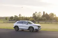 Honda HR-V Elegance, lateral derecho en una pista junto a un prado