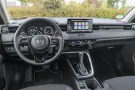 Honda HR-V Elegance, puesto de conducción con pantalla de 9" y selector del cambio automático