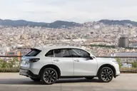 Honda ZR-V Advance, tres cuartos trasero en un mirador sobre Barcelona