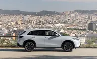 Honda ZR-V Advance, lateral derecho con la ciudad al fondo