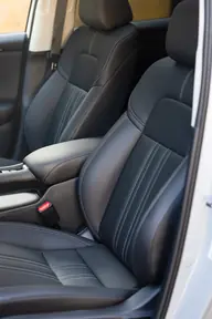 Honda ZR-V Advance, asientos delanteros de piel con pespuntes plateados