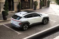 Hyundai Kona Híbrido, vista trasera tres cuartos