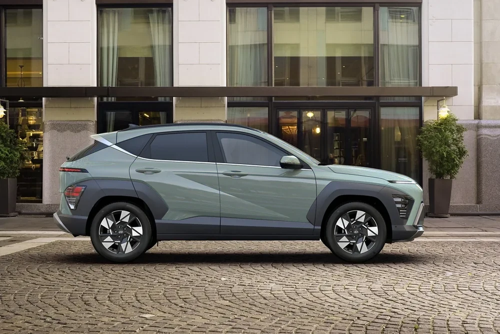 Hyundai Kona Híbrido Mirage Green, perfil lateral