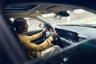 Hyundai Kona Híbrido, volante y pantallas del salpicadero