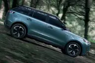 Jaecoo 5 EV en renting — vista lateral en marcha