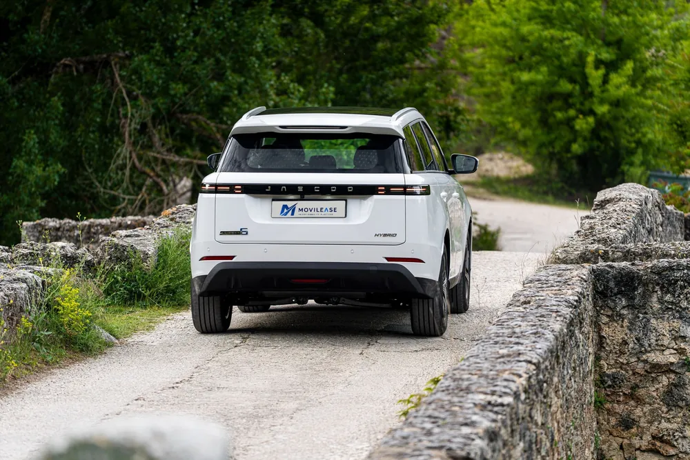 Jaecoo 5 blanco, vista trasera con el logo Hybrid