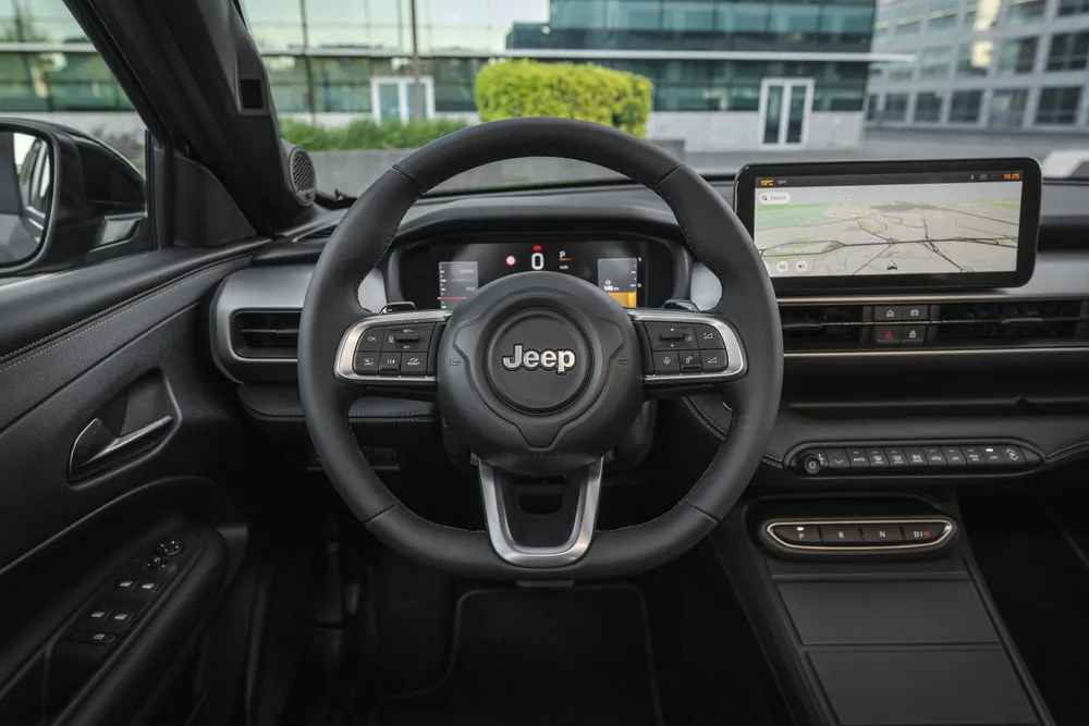 Jeep Avenger eHybrid Altitude, puesto de conducción: volante, cuadro digital y pantalla de 10,25"
