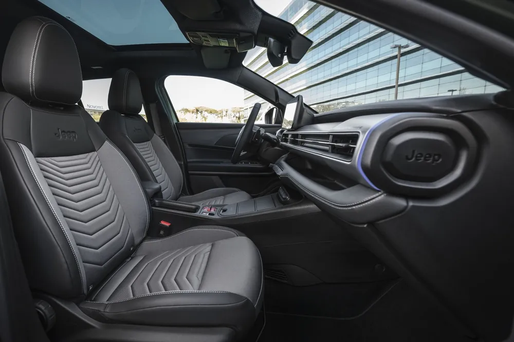 Jeep Avenger eHybrid Altitude, asientos delanteros