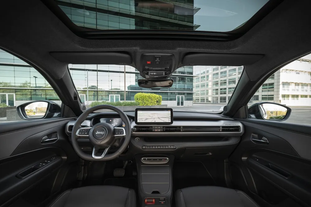Jeep Avenger eHybrid Altitude, habitáculo visto desde las plazas traseras