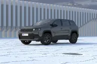 Jeep Compass eHybrid Altitude, tres cuartos delantero en el salar, con una pared de lamas detrás