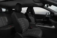 Jeep Compass eHybrid Altitude, plazas delanteras y traseras vistas por la puerta trasera, tapicería de tela del Altitude