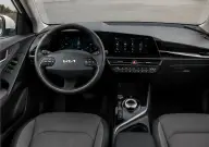 Kia Niro en renting — interior y puesto de conducción