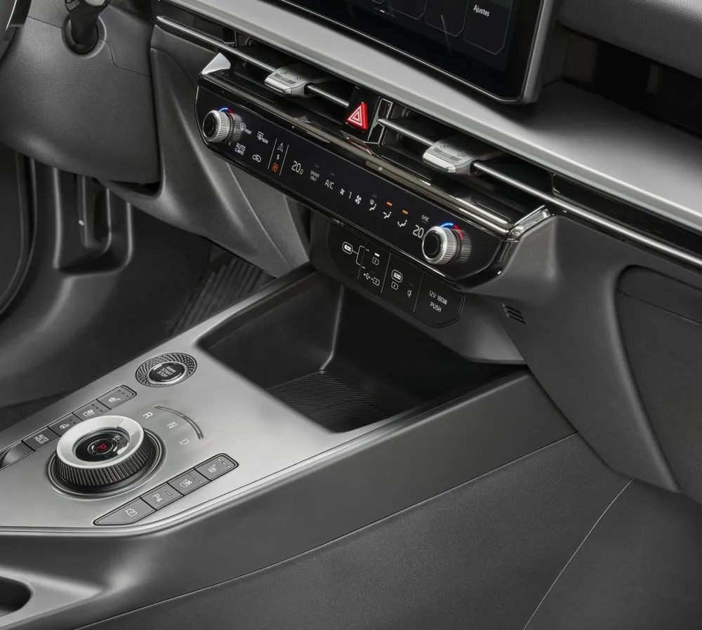 Kia Niro en renting — consola central y selector automatico