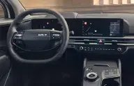 Kia Sportage, volante, pantallas y selector de cambio giratorio