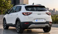 Kia Stonic en renting — vista trasera tres cuartos