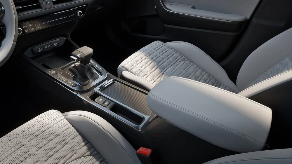 Kia XCeed, consola con el selector del cambio automático DCT y asientos delanteros