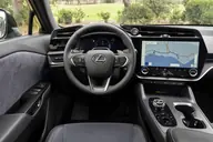 Lexus RZ e-Premium Efficiency, salpicadero con volante convencional y pantalla de 14"
