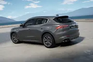 Maserati Grecale Grigio Lava en renting — vista trasera tres cuartos