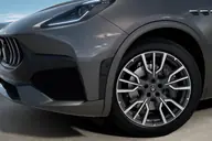 Maserati Grecale Grigio Lava en renting — llanta y frontal