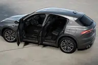 Maserati Grecale Grigio Lava en renting — puertas abiertas