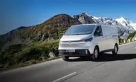 MAXUS Deliver 7 L1H1 Pro, tres cuartos delantero en una carretera de montaña con picos nevados