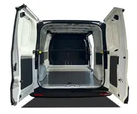 MAXUS Deliver 7 L1H1 Pro, trasera con las puertas abiertas a 180° y la zona de carga