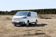 MAXUS Deliver 7 L1H1 Pro, tres cuartos delantero en un descampado