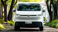 MAXUS Deliver 7 L1H1 Pro, frontal en una avenida arbolada