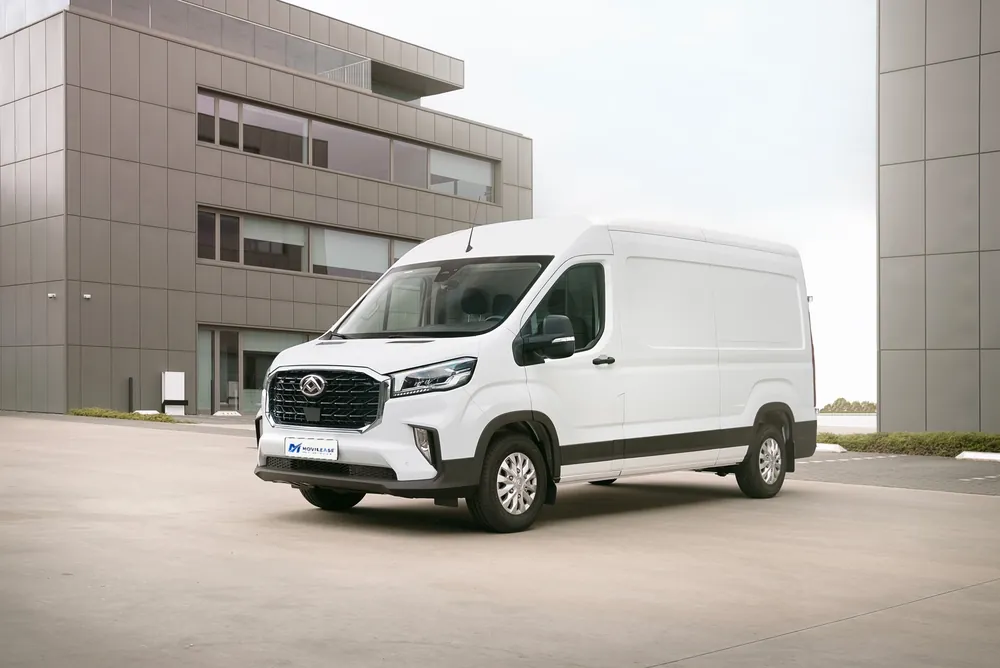 MAXUS Deliver 9 L3H2 Pro, tres cuartos delantero ante un edificio de oficinas, con aire alrededor