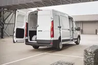 MAXUS Deliver 9 L3H2 Pro, tres cuartos trasero con las puertas traseras y la corredera abiertas