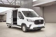 MAXUS Deliver 9 L3H2 Pro, frontal en tres cuartos cercano con la puerta corredera abierta