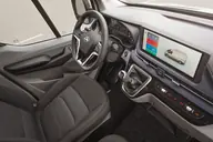 MAXUS Deliver 9 L3H2 Pro, puesto de conducción: volante, pantalla de 12,3" y palanca manual con fuelle