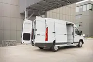 MAXUS Deliver 9 L3H2 Pro, zona de carga vista por las puertas traseras y la corredera abiertas