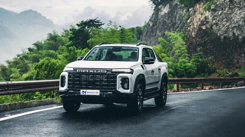 MAXUS T60 Max 4WD, tres cuartos delantero en una carretera de montaña mojada