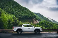 MAXUS T60 Max 4WD, lateral aparcado en una carretera de montaña