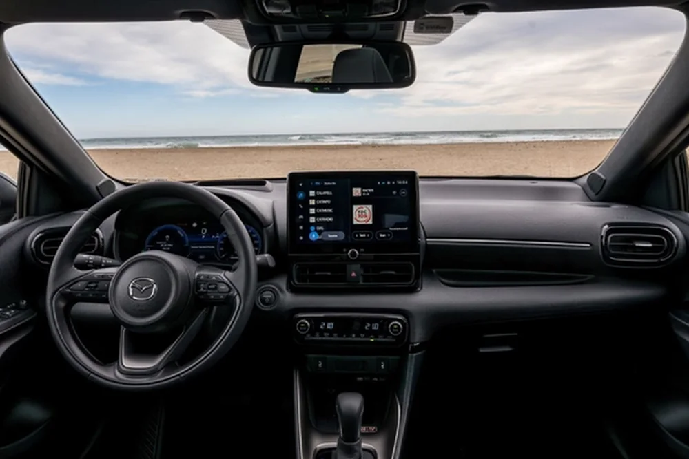 Mazda 2 en renting — interior
